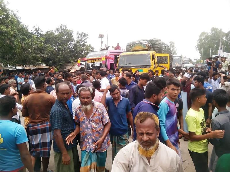 দিনাজপুরের ফুলবাড়ীতে সড়ক দুর্ঘটনায় দুজন নিহতের পর ক্ষুব্ধ হয়ে স্থানীয় লোকজন দুই ঘণ্টা সড়ক অবরোধ করে রাখেন। বৃহস্পতিবার সকালে উপজেলার বারাইহাট এলাকায়