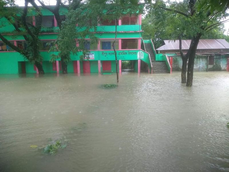 সুনামগঞ্জে বন্যার পানিতে প্লাবিত একটি শিক্ষাপ্রতিষ্ঠান। সদর উপজেলার ফিরিজপুর থেকে আজ সকালে তোলা