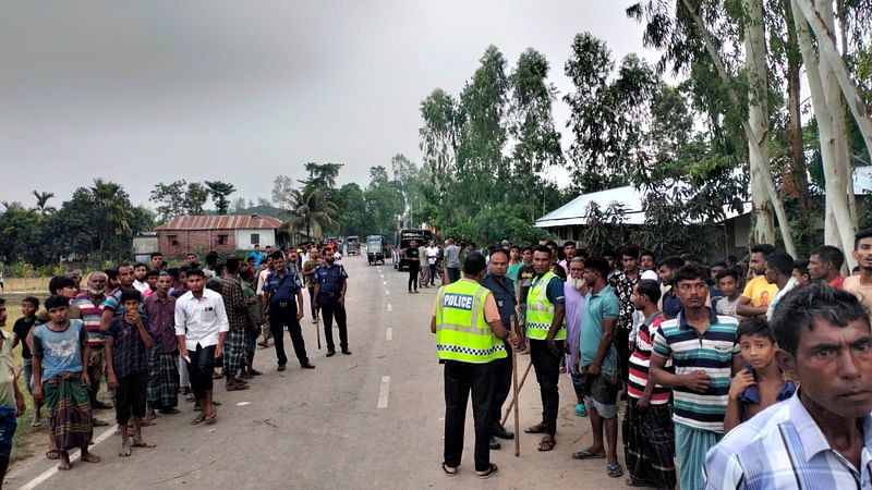 পুলিশ-জনতা পাল্টাপাল্টি ধাওয়ার কারণে পশুর হাটটি পণ্ড হয়ে যায়। আজ বুধবার বিকেলে গাইবান্ধার সুন্দরগঞ্জ উপজেলার মজুমদার বাজারে