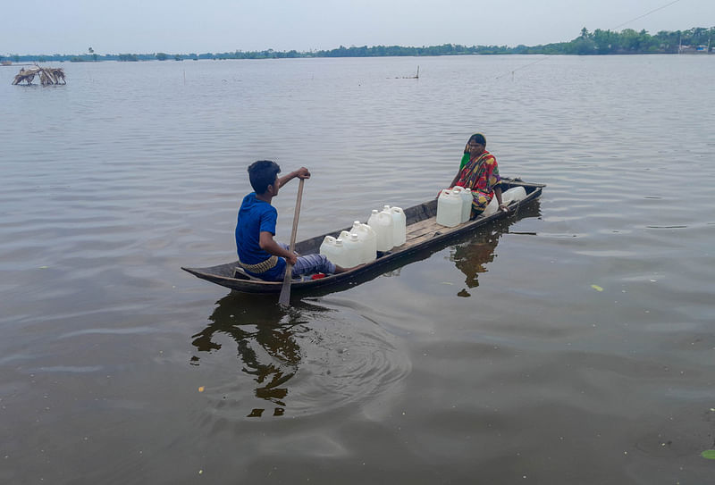 রিমালের প্রভাবে ভদ্রা নদীর বাঁধ ভেঙে প্লাবিত হয়েছে খুলনার পাইকগাছার দেলুটি এলাকা। দেখা দিয়েছে সুপেয় পানির সংকট। দূর থেকে সুপেয় পানি সংগ্রহ করতে হচ্ছে মানুষকে। গতকাল দুপুরে