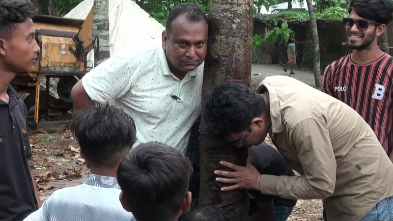 গাছ কথা বলছে—এমন গুজব শুনে গোপালগঞ্জের মুকসুদপুর উপজেলার রাঘদী ইউনিয়নের গজিনা গ্রামে এসেছেন এই ব্যক্তিরা। আজ শনিবার বেলা ১১টার দিকে