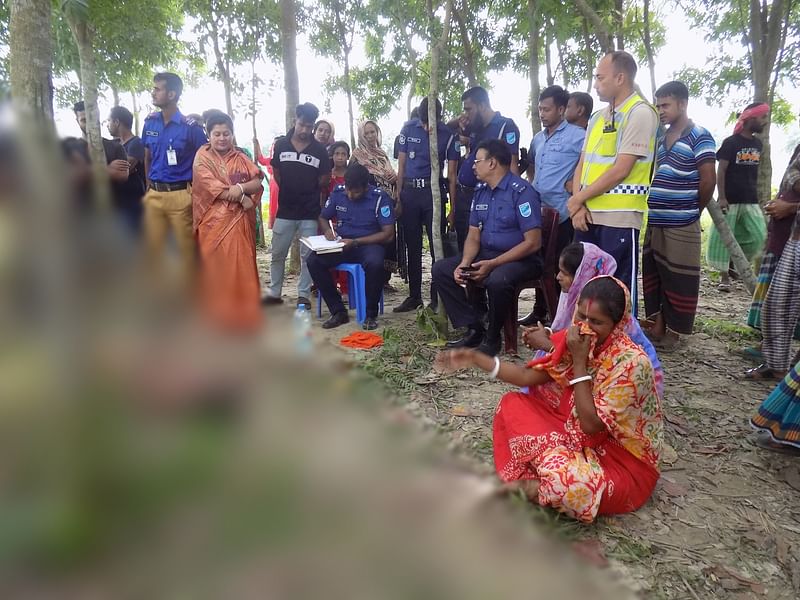 নবাবগঞ্জে লাশ উদ্ধার হওয়া মনোরঞ্জন রায়ের স্বজনদের আহাজারি। বুধবার দুপুরে উপজেলার আদবানী এলাকায়