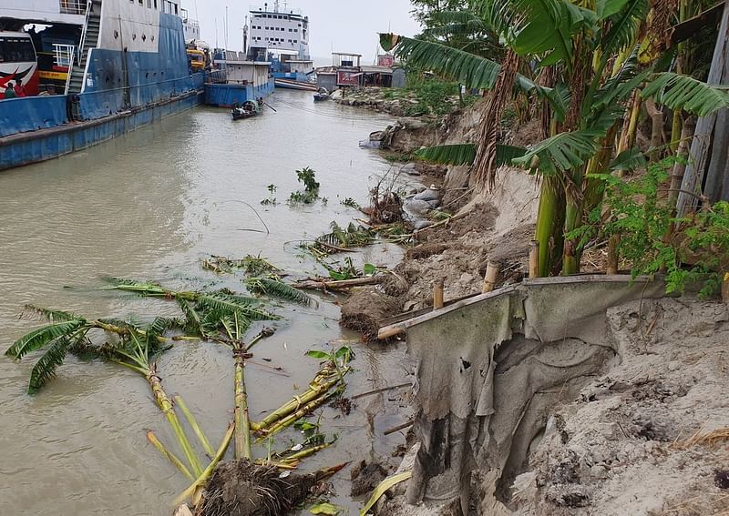 পদ্মার ভাঙনে রাজবাড়ীর গোয়ালন্দ উপজেলার দৌলতদিয়ার ৬ ও ৭ নম্বর ফেরি ঘাট এলাকার প্রায় এক হাজার পরিবার ভাঙন-আতঙ্কে দিন পার করছেন