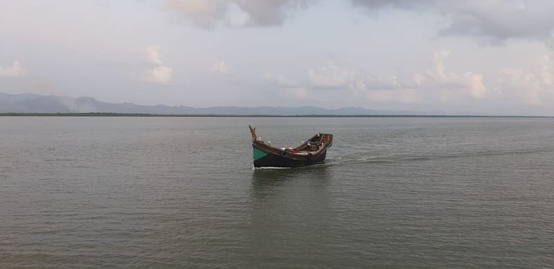 গুলিবর্ষণের শিকার ট্রলার। আজ দুপুরে টেকনাফের নাফ নদীতে