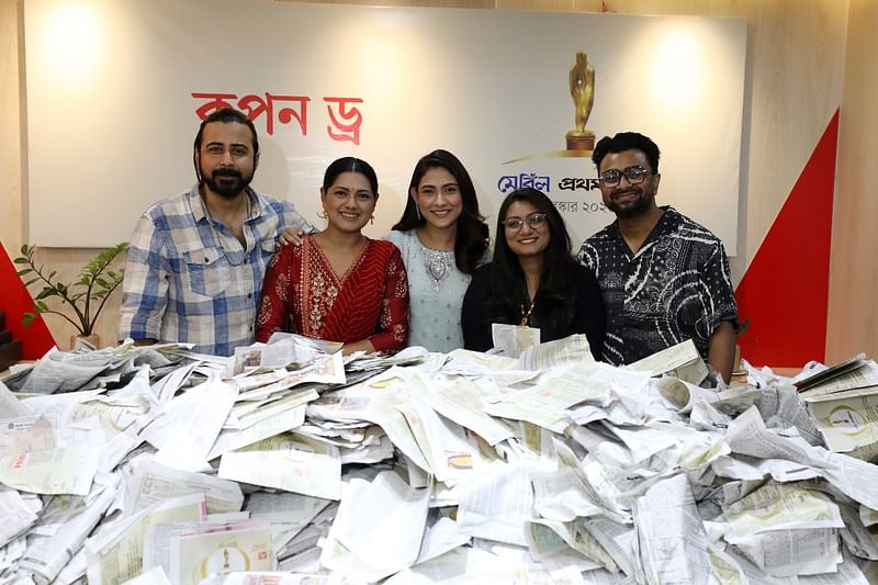 কুপন তুলছেন আফরান নিশো, নুসরাত ইমরোজ তিশা, মেহজাবীন চৌধুরী, অবন্তী সিঁথি ও ইমরান মাহমুদুল