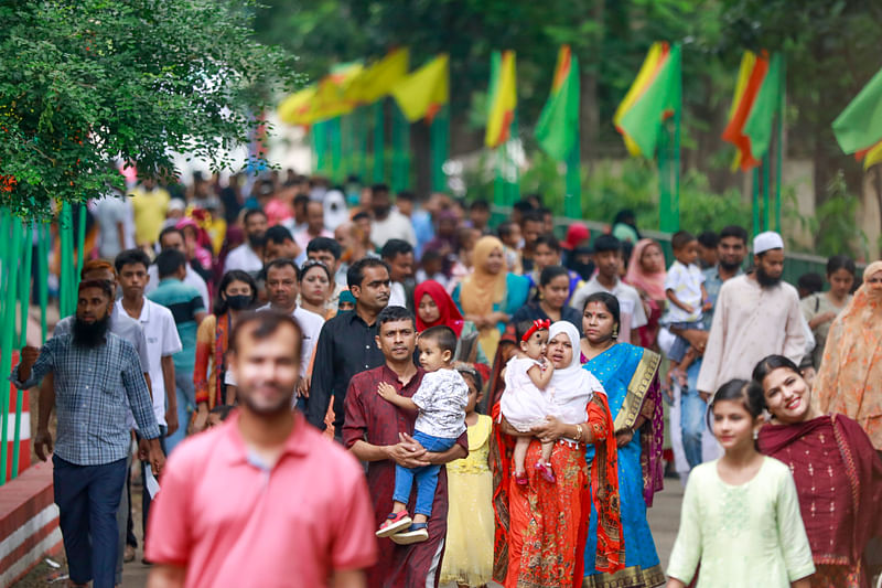 ঈদুল আজহার দ্বিতীয় দিনে আজ মঙ্গলবার রাজধানীর মিরপুরের জাতীয় চিড়িয়াখানায় দর্শনার্থীদের উপস্থিতি ছিল চোখ পড়ার মতো