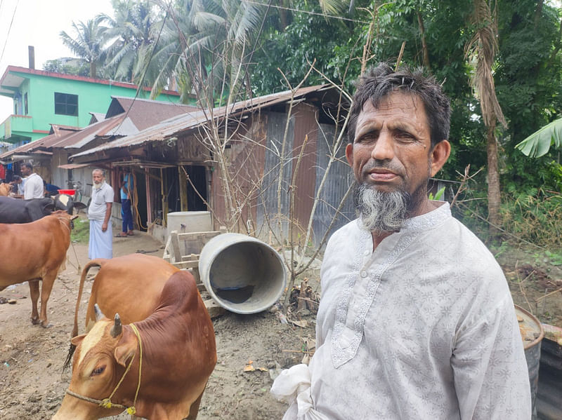 গরু বিক্রি করতে না পেরে হতাশ চট্টগ্রামের সন্দ্বীপের গৃহস্থ আব্দুল ওয়াহাব