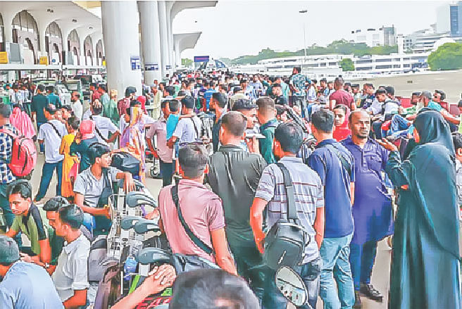 মালয়েশিয়া যেতে উড়োজাহাজের টিকিট ছাড়াই গত ৩১ মে হাজারো মানুষ হজরত শাহজালাল বিমানবন্দরে ভিড় করেন