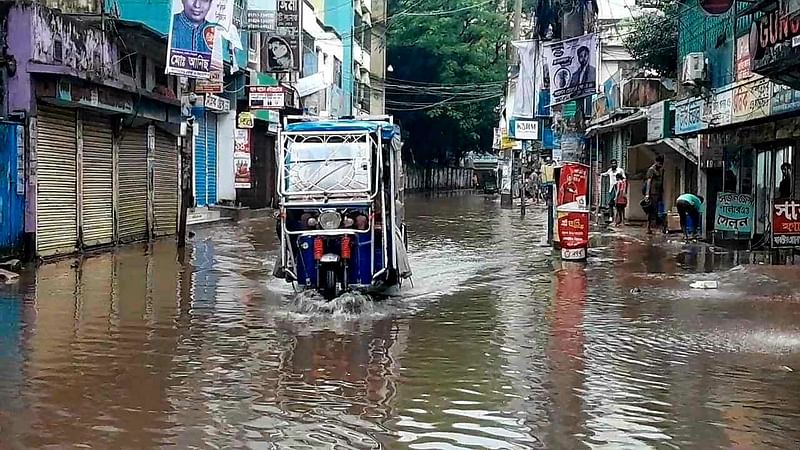 দুই দিনের বৃষ্টিতে জলাবদ্ধতা তৈরি হয়েছে। গতকাল মঙ্গলবার দুপুরে ব্রাহ্মণবাড়িয়া জেলা শহরের কালীবাড়ি-গোকর্ণ সড়কে