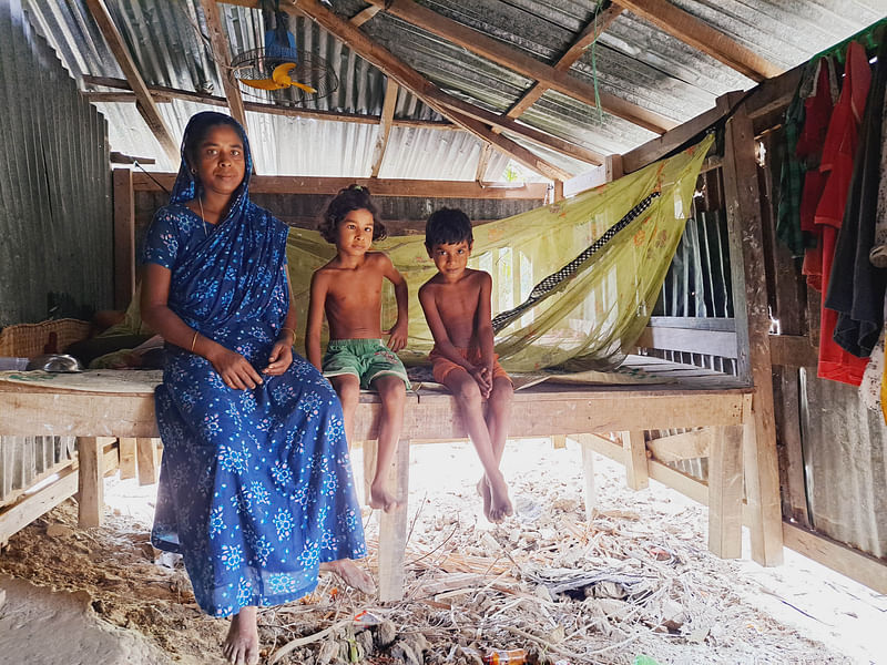 ঘূর্ণিঝড় রিমালের আঘাতের সময় জলোচ্ছ্বাসে ঘরের মাটি ভেসে গেছে। খুঁটির সঙ্গে চৌকি বেঁধে সেখানেই শিশুসন্তানদের নিয়ে থাকছেন গৃহবধূ সামসুন্নাহার। আজ রোববার সকালে পটুয়াখালীর সদর উপজেলার ছোটবিঘাই ইউনিয়নের মাটিভাঙ্গা গ্রামে