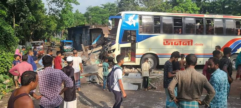 যাত্রীবাহী বাসের ধাক্কায় ব্যাটারিচালিত অটোরিকশার চালকসহ দুজন নিহত হয়েছেন। আজ বুধবার সকাল ময়মনসিংহের তারাকান্দায়