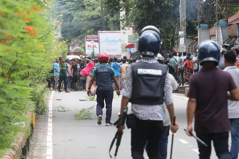 আন্দোলনকারী শিক্ষার্থীদের ছত্রভঙ্গ করে  দেয় পুলিশ। আজ বুধবার দুপুরে সিলেট নগরের সুবিদবাজার এলাকায়