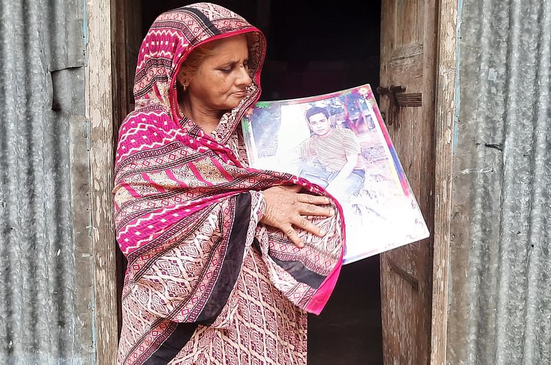 ছেলের ছবি হাতে নিয়ে মা হোসনে আরা বেনু