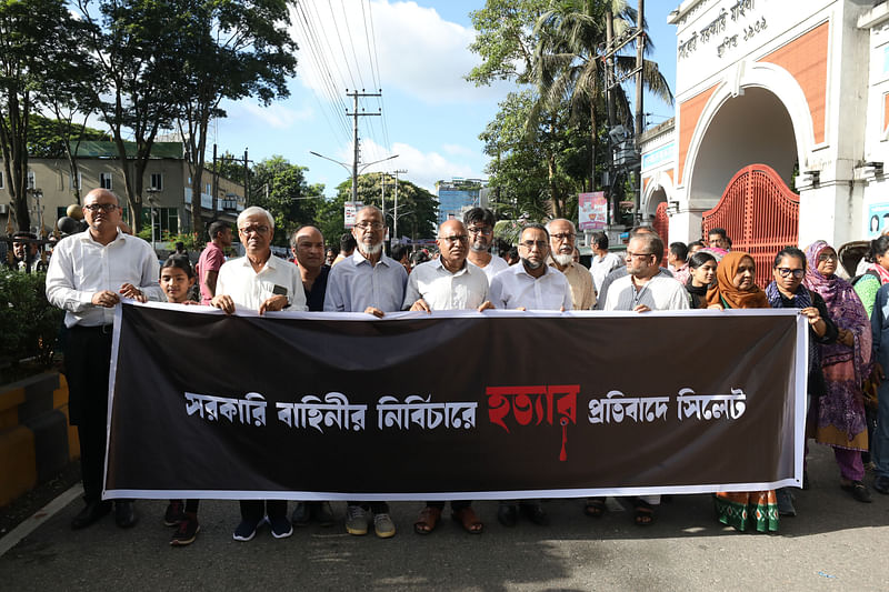 সরকারি বাহিনীর নির্বিচার হত্যাযজ্ঞের প্রতিবাদে সিলেট’ শীর্ষক এ কর্মসূচি পালন করেছেন নাগরিক সমাজ। আজ বুধবার সিলেট নগরের চৌহাট্টা এলাকায়