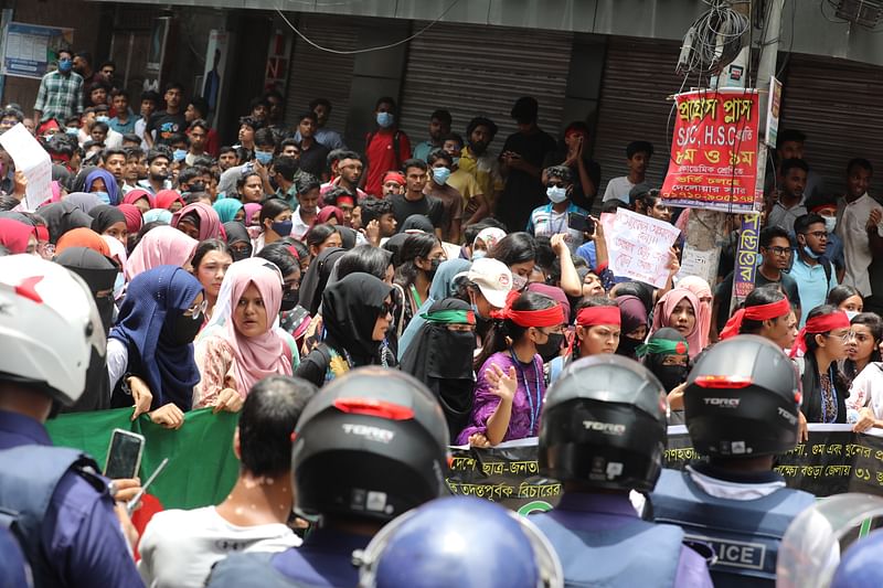 বগুড়ায় আজ বুধবার শিক্ষার্থীদের মিছিলে বাধা দেয় পুলিশ। দুপুর ১২টায় শহরের জলেশ্বরীতলা এলাকায়