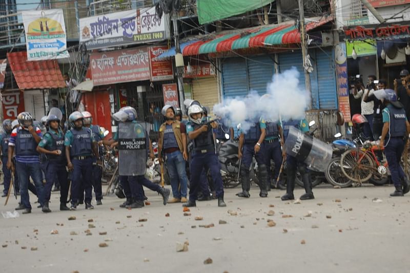 শিক্ষার্থীদের ছত্রভঙ্গ করতে কাঁদানে গ্যাসের শেল ছোড়ে পুলিশ। বুধবার বিকেলে