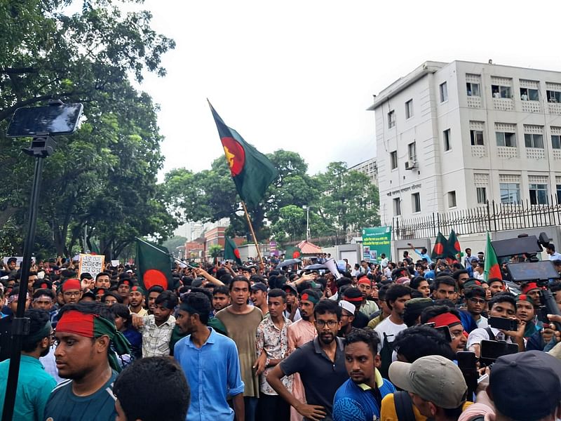 সচিবালয়–সংলগ্ন সড়কে কোটা সংস্কারের দাবিতে আন্দোলনরত শিক্ষার্থীরা।