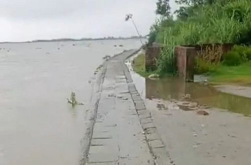 গাইবান্ধায় সব নদ-নদীর পানি বেড়েছে। আজ বুধবার সকালে গাইবান্ধার ফুলছড়ি উপজেলার কঞ্চিপাড়া ইউনিয়নের বালাসি এলাকায় ব্রহ্মপুত্র নদের তীরে