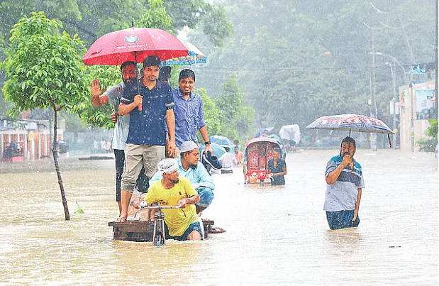 আসলে রাজধানী ঢাকায় জলাবদ্ধতা নতুন কোনো বিষয় নয়। মাত্র ঘণ্টাখানেকের ভারী বৃষ্টিতেই পরিণত হয় পানির নগরীতে।