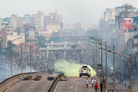 যাত্রাবাড়ী এলাকায়
ঢাকা-চট্টগ্রাম মহাসড়কে অবরোধ ও পুলিশের সঙ্গে পাল্টাপাল্টি ধাওয়া