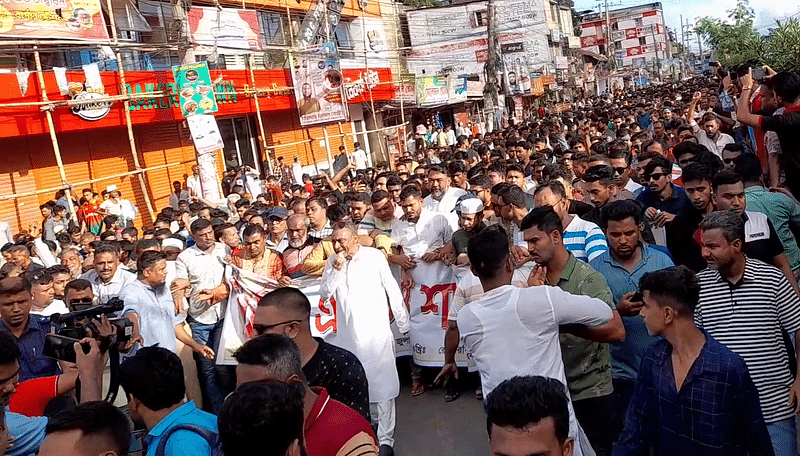 নোয়াখালী-৪ (সদর ও সুবর্ণচর) আসনের সংসদ সদস্য মোহাম্মদ একরামুল করিম চৌধুরীর ডাকে শান্তি ও ঐক্য সমাবেশ শেষে নৈরাজ্যবিরোধী বিক্ষোভ মিছিল বের করা হয়। গতকাল বিকেলে জেলা শহর মাইজদীর টাউল হল মোড়ে