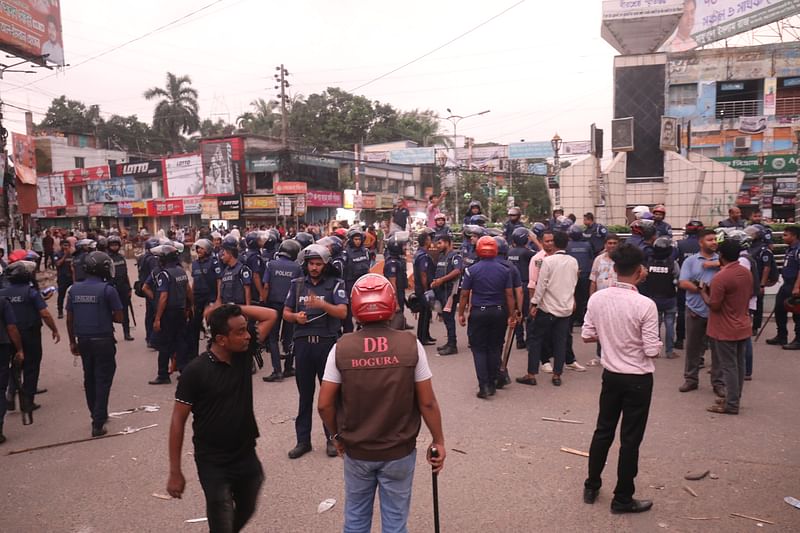 বগুড়া শহরের সাতমাথা এলাকায়  ছাত্রলীগের সঙ্গে আন্দোলনকারীদের সংঘর্ষের সময় পাঁচ সাংবাদিক আহত হয়। আজ মঙ্গলবার সন্ধ্যায় সাতমাথায়।