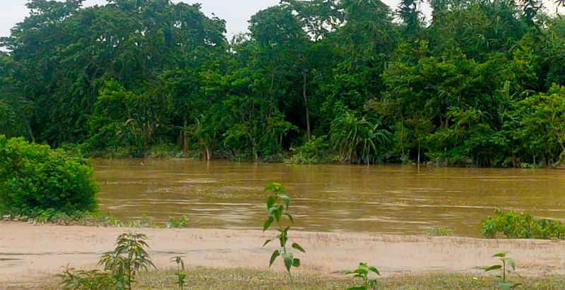 মনু নদের পানি বিপৎসীমার নিচ দিয়ে প্রবাহিত হচ্ছে। বৃহস্পতিবার দুপুরে মৌলভীবাজার শহরের কাছে সৈয়ারপুর এলাকায়