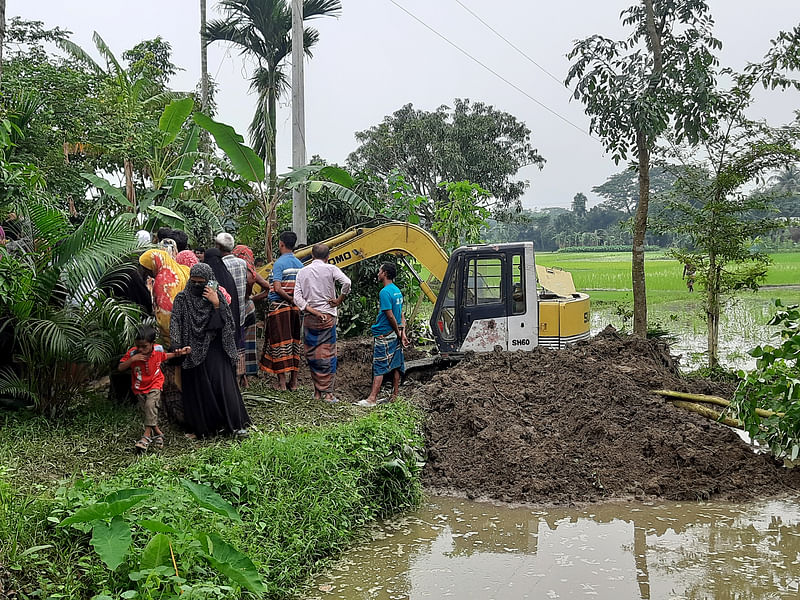 নিখোঁজ ব্যক্তির দেহাবশেষ খুঁজে পেতে পুলিশের তল্লাশি। সোমবার ময়মনসিংহের ঈশ্বরগঞ্জ উপজেলার উমানাথপুর গ্রামে