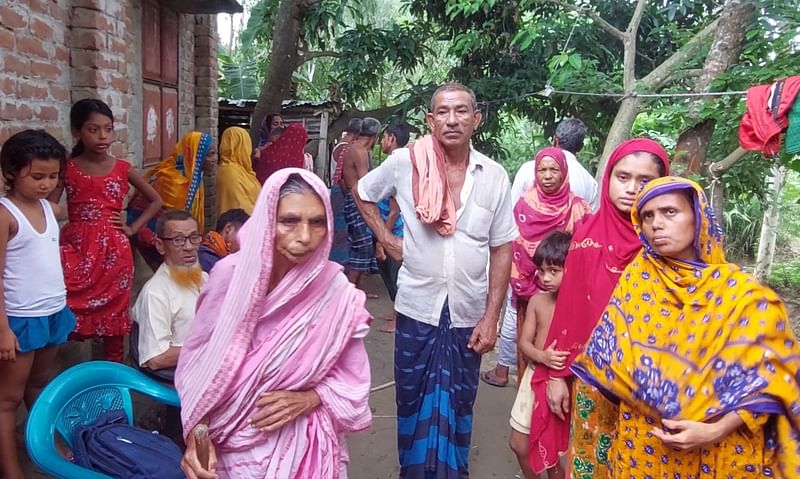 অগ্নিকাণ্ডে নিহত এনামুলের গ্রামের বাড়িতে প্রতিবেশী ও স্বজনদের ভিড়। আজ শুক্রবার নওগাঁর আত্রাই উপজেলার শিকারপুর গ্রামে