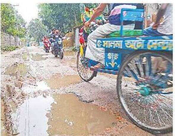 নীলফামারীর ডোমার-বসুনিয়ার হাট সড়ক সংস্কারকাজ শেষ না হওয়ায় ভুগতে হচ্ছে স্থানীয় বাসিন্দাদের। সম্প্রতি তোলা ছবি