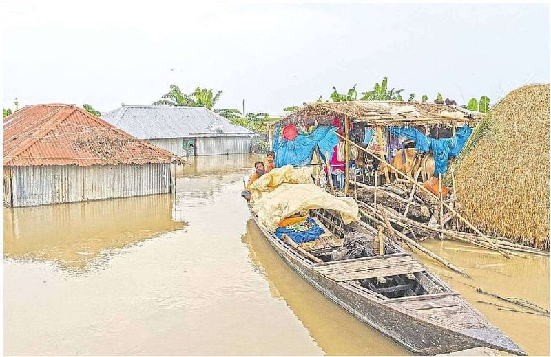 কুড়িগ্রামে সব নদ-নদীর পানি বেড়ে বন্যা পরিস্থিতির অবনতি ঘটছে। কষ্টে দিন যাপন করছে বানভাসি মানুষ। গতকাল বিকেলে উলিপুর উপজেলার বেগমগঞ্জের চর থেকে তোলা। গোয়ালঘরে খিচুড়ি রান্না করছেন শুকুরুন বেগম, পাশে নৌকায় বসে স্বামী সুরুতজামাল