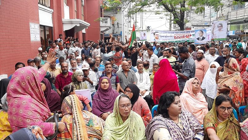 খালেদা জিয়ার মুক্তির দাবিতে বরিশাল মহানগরের সদর রোডে দলীয় কার্যালয়ের সামনে বিএনপির সমাবেশ