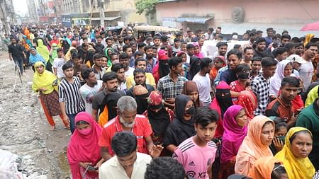 চার দিন পর খুলেছে পোশাক কারখানা। বেশির ভাগ কারখানা খুলেছে সকালে। দলবেঁধে কারখানায় যাচ্ছেন পোশাকশ্রমিকেরা। গতকাল নারায়ণগঞ্জের ফতুল্লার বিসিক শিল্পাঞ্চল এলাকায়