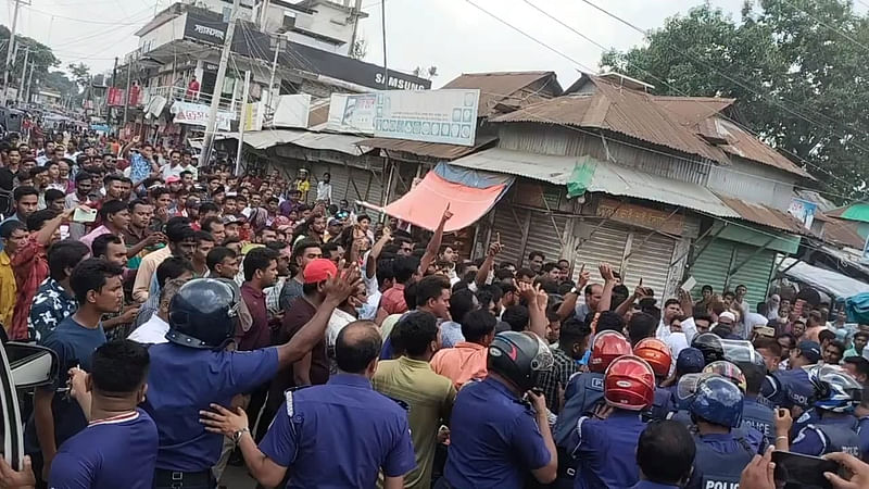 সাবেক প্রাথমিক ও গণশিক্ষা প্রতিমন্ত্রী এবং বর্তমান সংসদ সদস্যের কর্মী-সমর্থকেরা মুখোমুখি অবস্থান নিয়েছেন। শনিবার দুপুরে রৌমারী উপজেলার শাপলা-রাজীবপুর রোড থেকে তোলা