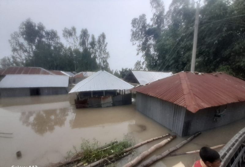 বন্যায় নিচু এলাকার বাড়িঘর প্লাবিত হয়েছে। আজ বৃহস্পতিবার সকালে কুড়িগ্রাম সদর উপজেলার প্রথম আলো চরে