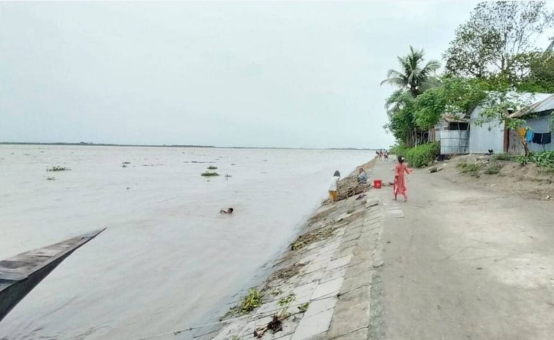 আজ সোমবার দুপুরে গাইবান্ধার ফুলছড়ি উপজেলার কঞ্চিপাড়া ইউনিয়নের পূর্ব কঞ্চিপাড়া এলাকায় ব্রহ্মপুত্র নদের চিত্র