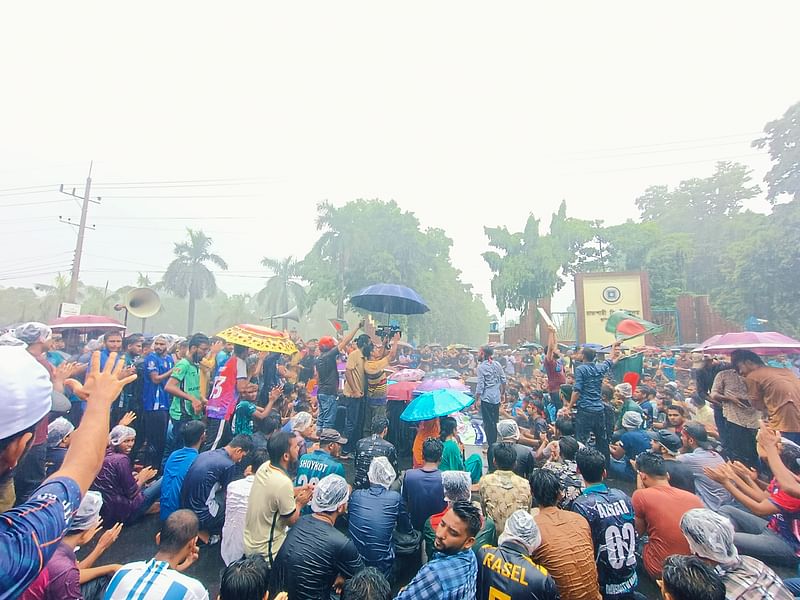 বৃষ্টিতে ভিজেই শিক্ষার্থীরা কোটা পুনর্বহালের প্রতিবাদে বিক্ষোভ করছেন। আজ বেলা ১১টা ১৫ মিনিটের দিকে রাজশাহী বিশ্ববিদ্যালয়ের প্রধান ফটকে