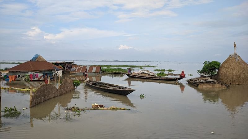 দুর্ভোগে বন্যাকবলিত মানুষ। গতকাল বৃহস্পতিবার বিকেলে কুড়িগ্রাম সদর উপজেলার যাত্রাপুর ইউনিয়নের খেওয়ার আলগার চর এলাকায়