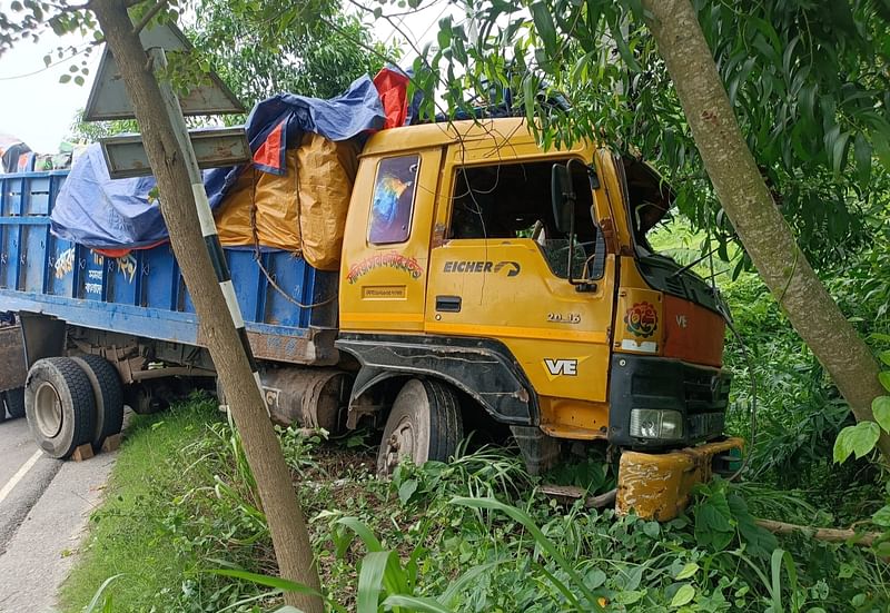 ঘটনাস্থলে দাঁড়িয়ে থাকা ক্ষতিগ্রস্ত ট্রাকটি আরেকটি ট্রাকের ধাক্কায় খাদে পড়ে যায়। আজ সকালে তোলা