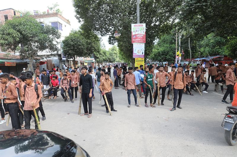 বগুড়া শহরের সাতমাথা -বনানী সড়কের পলিটেকনিক ইনস্টিটিউটের সামনে অবস্থান নিয়েছেন সাধারণ শিক্ষার্থীরা