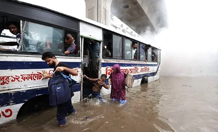 পানির মধ্যে লাফিয়ে নামছে এক শিশু। 
গতকাল বেলা ১১টায় মিরপুরের কাজীপাড়ায়