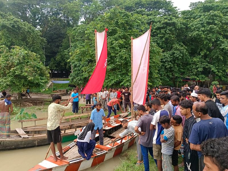 ব্রহ্মপুত্র নদে আত্মহত্যার জন্য ঝাঁপ দেওয়া স্কুলছাত্রীকে পাড়ে তুলে নিয়ে আসেন মাঝি স্বপন