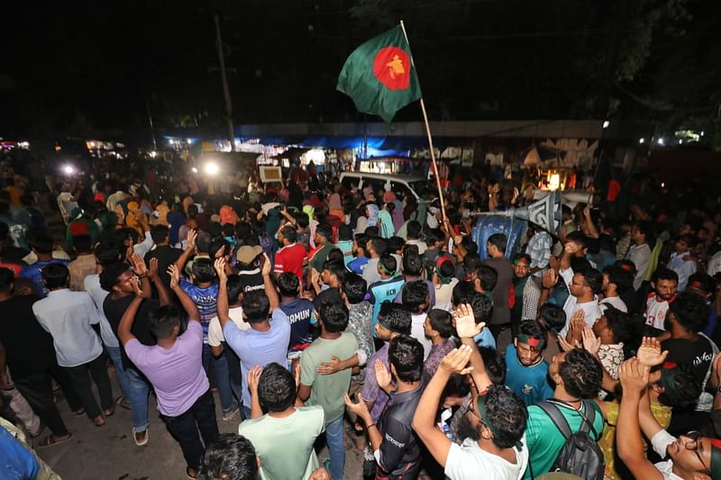 কোটা সংস্কারের দাবিতে পরবর্তী কর্মসূচি ঘোষণার পর শাহবাগ মোড় ছেড়ে যান আন্দোলনকারী শিক্ষার্থীরা। ঢাকা, ১১ জুলাই