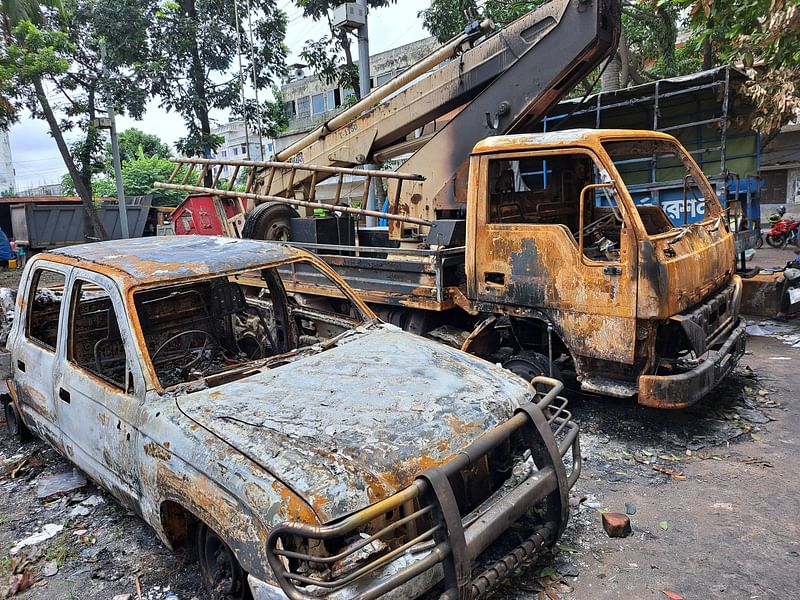 পড়ে আছে আগুনে পোড়া গাড়িগুলো। গাজীপুর সিটি করপোরেশনের টঙ্গী আঞ্চলিক কার্যালয়ের সামনে