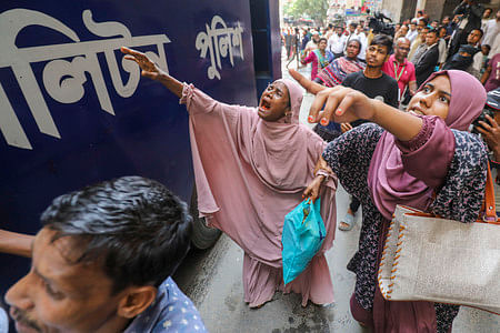 ছেলে শেখ ফরিদকে প্রিজন ভ্যানে দেখে কান্নায় ভেঙে পড়েন মা নূরজাহান বেগম (বাঁয়ে)। মঙ্গলবার গোলাপবাগ মাঠে খেলার সময় এইচএসসি অধ্যয়নরত ফরিদকে নাশকতার মামলায় গ্রেপ্তার করে যাত্রাবাড়ী থানা পুলিশ। গতকাল বিকেলে সিএমএম কোর্ট প্রাঙ্গণে