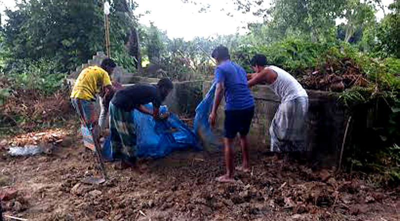 ম্যাজিস্ট্রেটের উপস্থিতিতে নিহত পুলিশ কর্মকর্তার লাশ কবর থেকে উত্তোলন করা হয়। মঙ্গলবার দুপুরে ঈশ্বরগঞ্জের কালান্দর গ্রামে