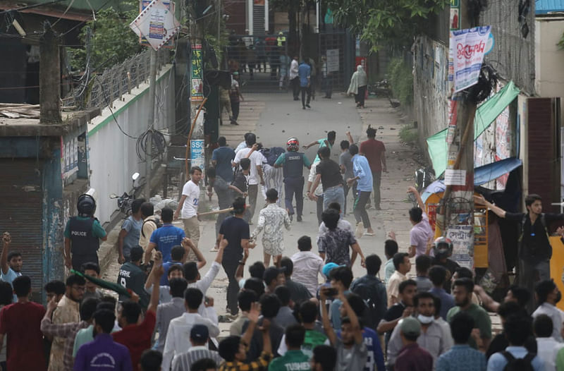 ছাত্রলীগের নেতা-কর্মী ও আন্দোলনকারী শিক্ষার্থীদের মধ্যে পাল্টাপাল্টি ধাওয়া। আজ বিকেল পাঁচটায় ষোলশহর এলাকায়