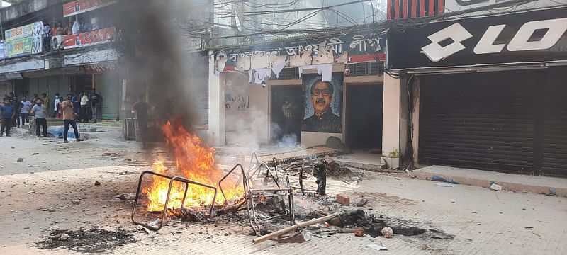 টাঙ্গাইল জেলা আওয়ামী লীগ কার্যালয়ে হামলা, ভাঙচুর ও অগ্নিসংযোগ করার ঘটনা ঘটেছে। আজ বৃহস্পতিবার দুপুরে