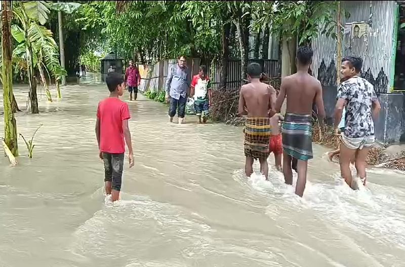 দুধকুমার নদের বেড়িবাঁধ ভেঙে নতুন করে ১৫ গ্রাম প্লাবিত হয়েছে। গতকাল শনিবার বিকেলে নাগেশ্বরী উপজেলার মিয়াপাড়া গ্রামে