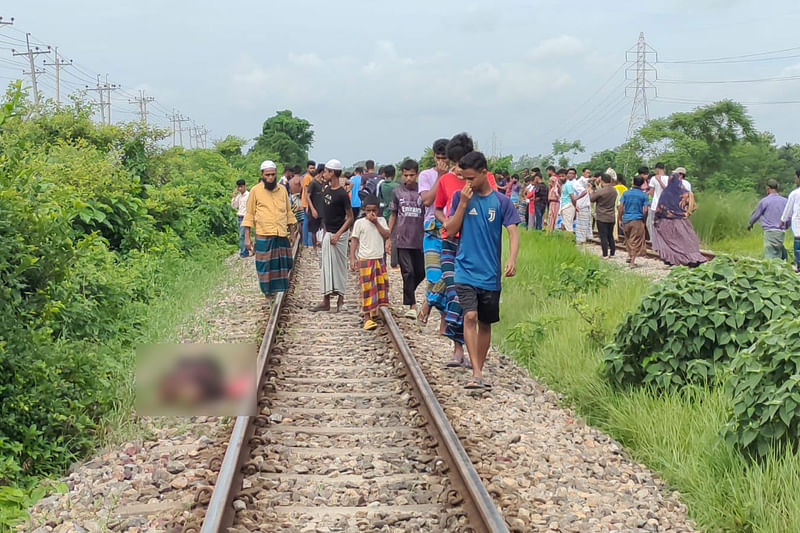 নরসিংদীতে ট্রেনে কাটা পড়ে ৫ তরুণের মৃত্যু হয়েছে। আজ সোমবার রায়পুরা উপজেলার মেথিকান্দা রেলস্টেশন-সংলগ্ন কমলপুর এলাকায়